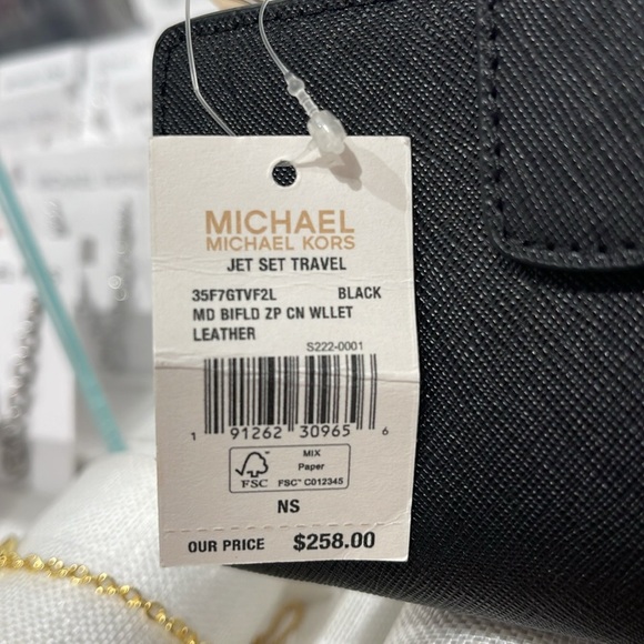 Michael Medium Crossgrain Leather Bifold Wallet
Black
NWT - Picture 13 of 16